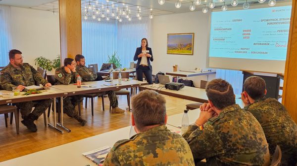 Personalmanagerin Nadine Faul warb mit Karrierechancen für einen Einstieg von Zeitsoldaten bei der Firma Würth Industry. Foto: Steffen Naumann