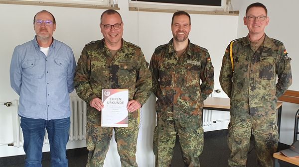 Der scheidende TruKa-Vorsitzende der Bundeswehrfachschule/ZAW-Betreuungsstelle, Hauptmann Martin Göpfert, erhielt die Verdienstnadel in Silber. Foto: Roland Stengl