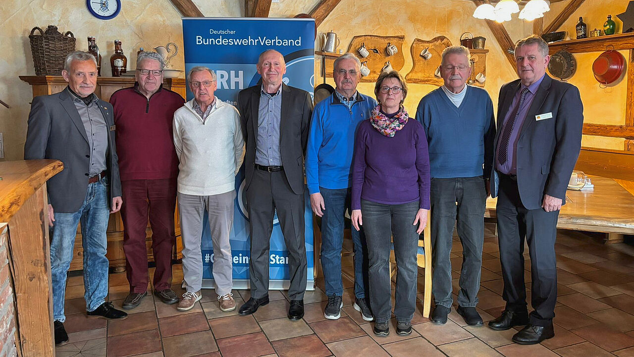Die Kameradschaft ERH Neuburg/Donau setzt auf Beständigkeit: Der bestätigte Vorstand unter Führung von Stabsfeldwebel a.D. Ludwig Birngruber blickt motiviert in die kommenden zwei Jahre. Foto: Birngruber