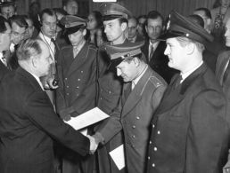 Theodor Blank, Chef des Amtes Blank und dann Verteidigungsminister, überreicht den ersten Offizieren der neugegründeten Bundeswehr ihre Ernennungsurkunden. Foto: UPI/Süddeutsche Zeitung