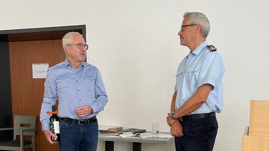 Für den -trotz Komplexität des Themas sehr verständlichen Vortrag- der sowohl für Aktive wie auch für Ehemalige etwas beinhaltete, bedankte sich Oberstleutnant a.D. Ralf Orthen beim Vorsitzenden Fachbereich Besoldung, Haushalt und Laufbahnrecht Oberstleutnant i.G. Dr. Detlef Buch. Foto: Oberstlt a.D. Fricke
