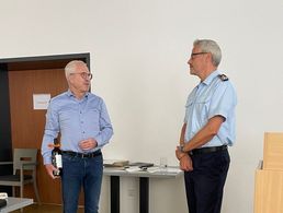 Für den -trotz Komplexität des Themas sehr verständlichen Vortrag- der sowohl für Aktive wie auch für Ehemalige etwas beinhaltete, bedankte sich Oberstleutnant a.D. Ralf Orthen beim Vorsitzenden Fachbereich Besoldung, Haushalt und Laufbahnrecht Oberstleutnant i.G. Dr. Detlef Buch. Foto: Oberstlt a.D. Fricke
