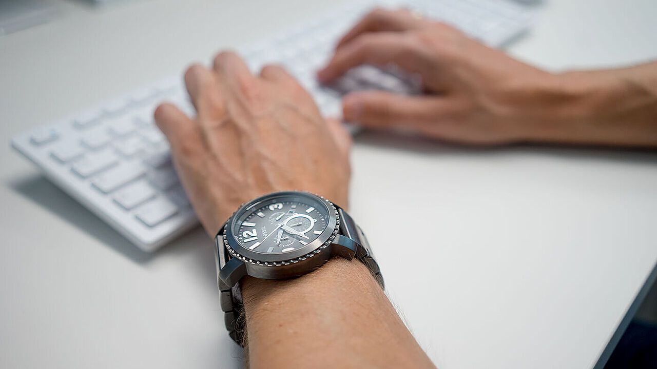 Die wöchentliche Arbeitszeit von Bundesbeamten wurde vor zwölf Jahren auf 41 Stunden angehoben - mit einer Petition wird jetzt gefordert, dass sie wieder auf 39 Stunden zurückgefahren wird. Foto: DBwV/Bombeke