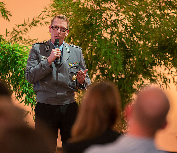 Hauptmann Matthias Rehse berichtet über den Bürgerdialog in Mittenwald. Foto: Jane Hannemann