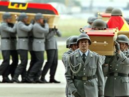 Bundeswehrsoldaten tragen am 10. Juni 2003 die vier Särge ihrer Kameraden auf dem Flughafen Köln-Wahn zu einer Flughalle, in der die Gedenkfeier stattfand. Die sterblichen Überreste der in Kabul bei einem Terroranschlag getöteten Soldaten waren zuvor mit einem Airbus der Luftwaffe nach Deutschland gebracht worden. Foto: dpa