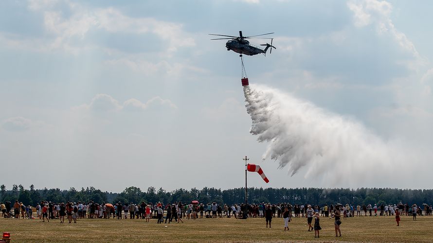 Bis zu 5000 Liter Wasser kann der Transporthubschrauber CH53 mit dem Löschbehälter "Smokey" ablassen - hier bei einer Vorführung am Tag der Bundeswehr im vergangenen Jahr in Holzdorf. Foto: DBwV/Bombeke