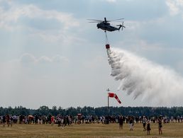 Bis zu 5000 Liter Wasser kann der Transporthubschrauber CH53 mit dem Löschbehälter "Smokey" ablassen - hier bei einer Vorführung am Tag der Bundeswehr im vergangenen Jahr in Holzdorf. Foto: DBwV/Bombeke