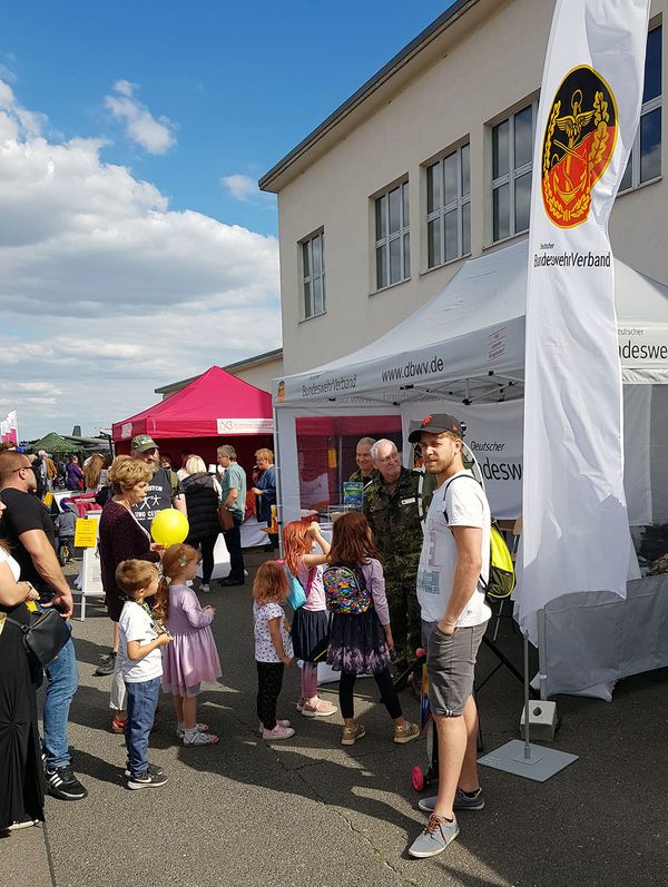 Viel Andrang herrschte am Glücksrad, das Anziehungspunkt am Informationsstand des DBwV beim Flugplatzfest war. Foto: DBwV/Reiche