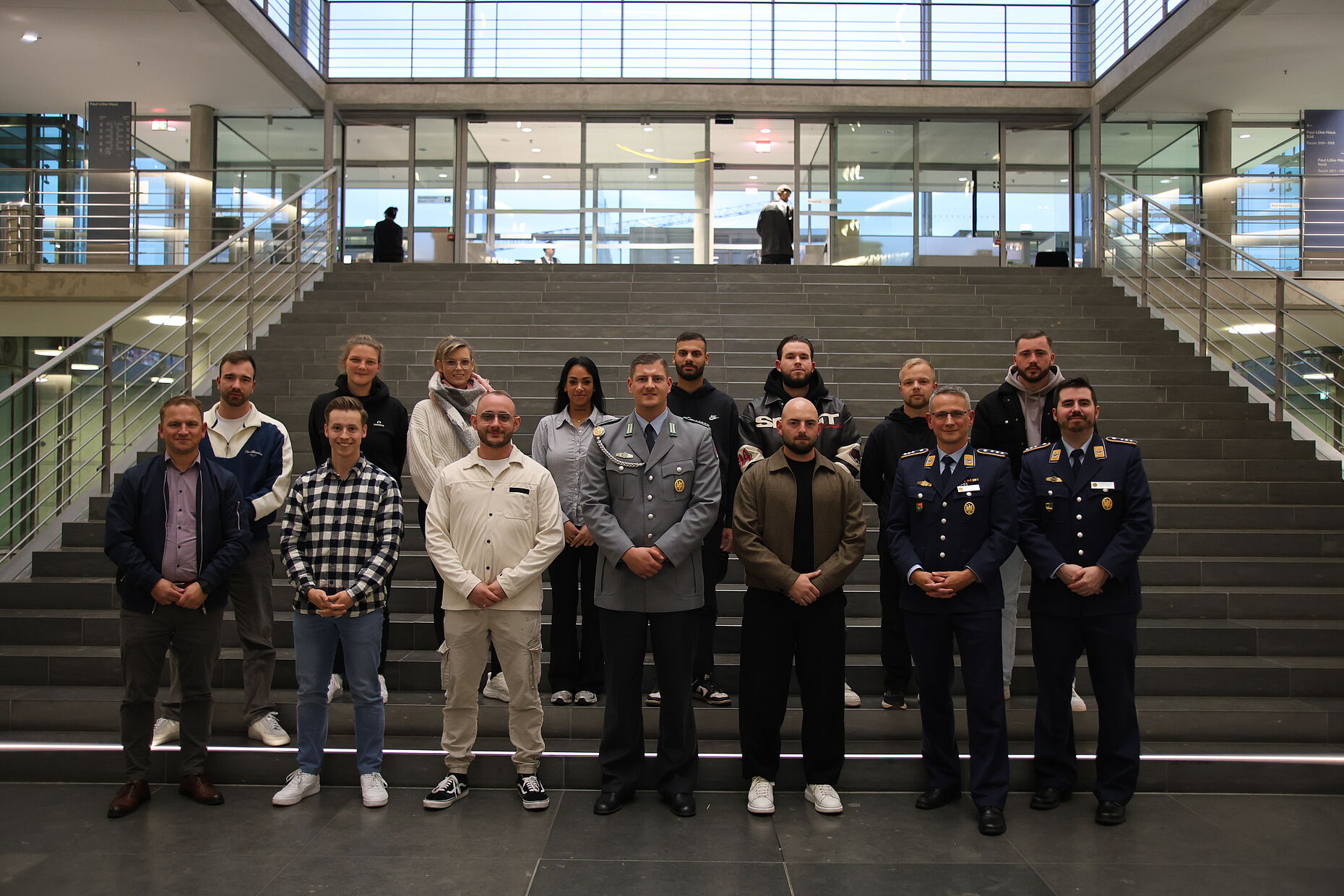 Nach dem Besuch im Paul-Löbe-Haus ging es für die Teilnehmerinnen und Teilnehmer in das Reichstagsgebäude. Foto: DBwV/Eva Krämer