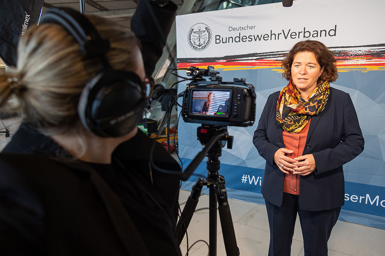 Kerstin Vieregge (CDU) gibt dem DBwV ein Statement. Foto: DBwV/Yann Bombeke
