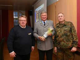 StoKa-Vorsitzender Hammelburg Oberstabsfeldwebel a.D. Ewald Krampf, Oberstleutnant Thomas Behr und TruKa-Vorsitzender Ausbildungszentrum Infanterie Oberstabsfeldwebel Peter Schmid (v.l.) Foto: DBwV 