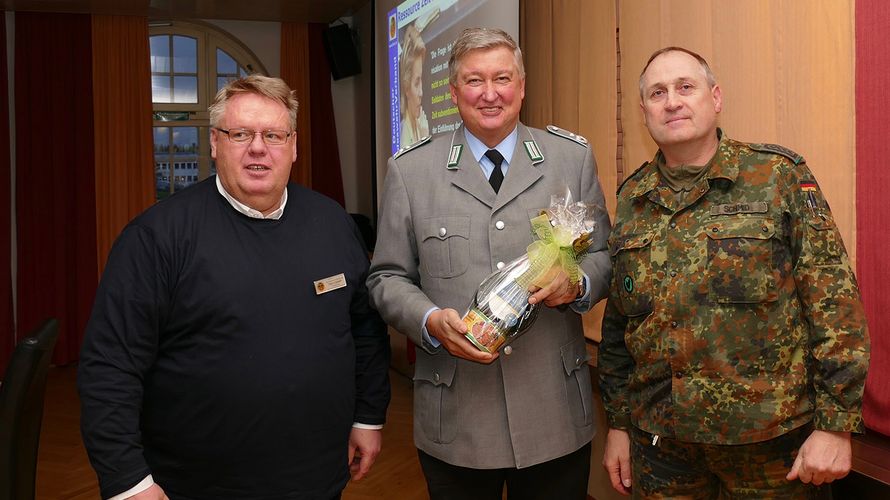 StoKa-Vorsitzender Hammelburg Oberstabsfeldwebel a.D. Ewald Krampf, Oberstleutnant Thomas Behr und TruKa-Vorsitzender Ausbildungszentrum Infanterie Oberstabsfeldwebel Peter Schmid (v.l.) Foto: DBwV 