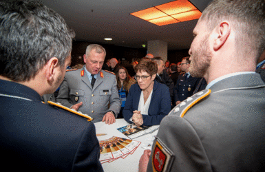 Verteidigungsministerin Annegret Kramp-Karrenbauer und Brigadegeneral Andreas Henne, General Standortaufgaben Berlin, im Gespräch mit Soldaten im VIP-Bereich von Hertha BSC. Foto: DBwV/Yann Bombeke