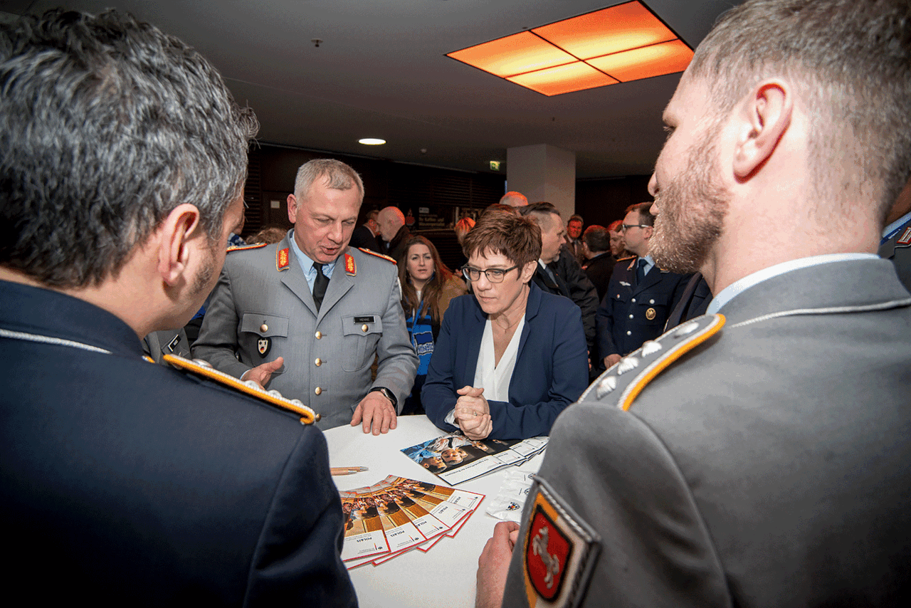 Verteidigungsministerin Annegret Kramp-Karrenbauer und Brigadegeneral Andreas Henne, General Standortaufgaben Berlin, im Gespräch mit Soldaten im VIP-Bereich von Hertha BSC. Foto: DBwV/Yann Bombeke