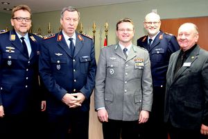 Von links: Oberstleutnant Guido Gleißner, Generalleutnant Joachim Wundrak, Oberstleutnant André Wüstner, Generalmajor Bernhard Schulte und Stabsfeldwebel a.D. Hans-Günther Schäpers auf dem Standorttag in Kalkar/Uedem. Foto: DBwV