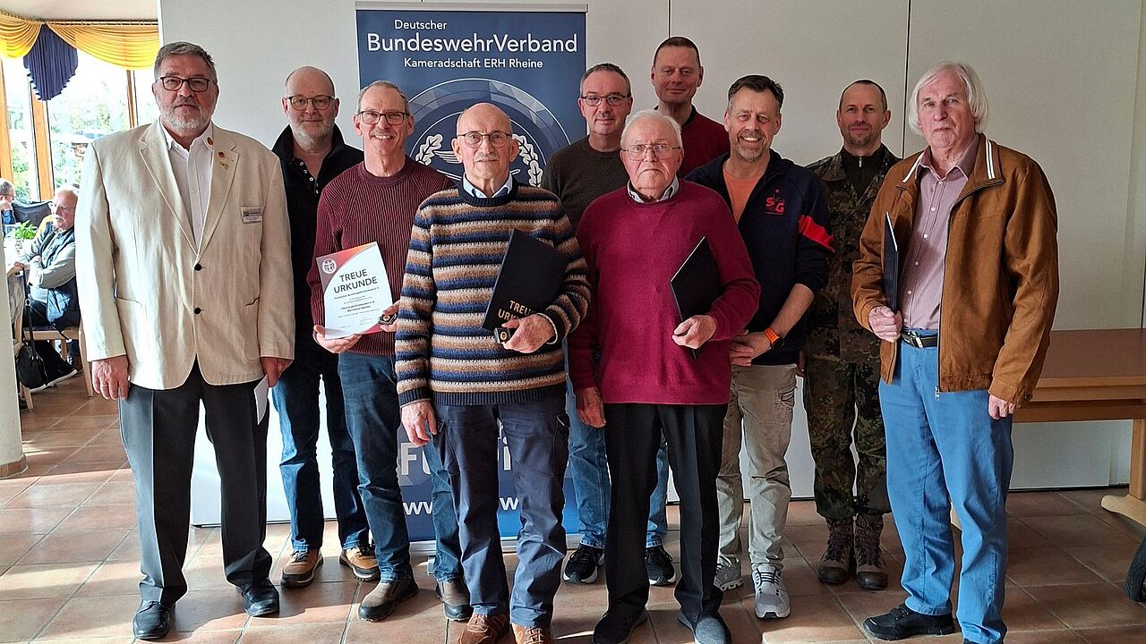 Die geehrten Mitglieder mit Ernst Wendland (links) und dem stellvertretenden Vorsitzenden Georg Stroth (2. von links). Foto: Gernot Keil