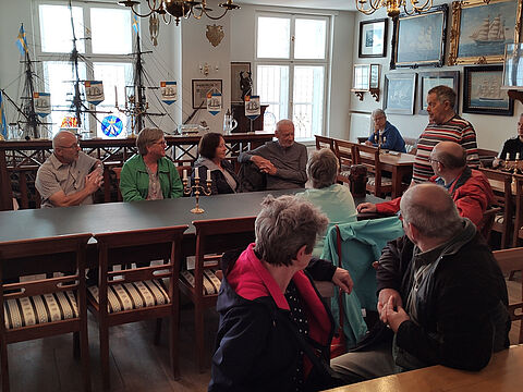 Viele interessante und spannende Geschichten um die im Jahr 1488 gegründete Schiffer-Compagnie Stralsund erfuhren die Teilnehmer am Sommerfest der KERH Stralsund beim Besuch der Räumlichkeiten der Schiffer-Compagnie. Foto: Dietmar Wollert
