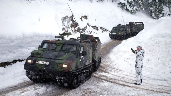 Sie sind zeitweise, die einzigen, die noch auf die Buchenhöhe durchkommen: Die Gebirgsjäger mit ihren Überschneefahrzeugen vom Typ Hägglund. Foto: DBwV/Bombeke