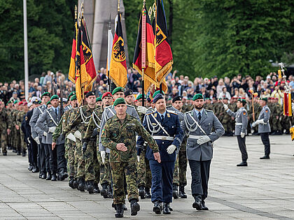 Von den ersten Freiwilligen nur ein Jahrzehnt nach Kriegsende bis zur Aufstellung der Brigade 45 in Litauen, hier ein Bild vom Auftsellungsappell im vergangenen Mai, war es ein weiter Weg mit 70 bewegten Jahren. Foto: Bundeswehr/Mario Bähr