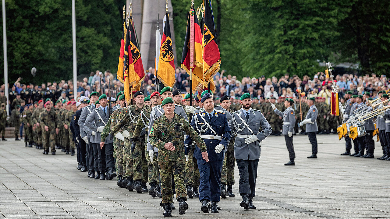 Von den ersten Freiwilligen nur ein Jahrzehnt nach Kriegsende bis zur Aufstellung der Brigade 45 in Litauen, hier ein Bild vom Auftsellungsappell im vergangenen Mai, war es ein weiter Weg mit 70 bewegten Jahren. Foto: Bundeswehr/Mario Bähr
