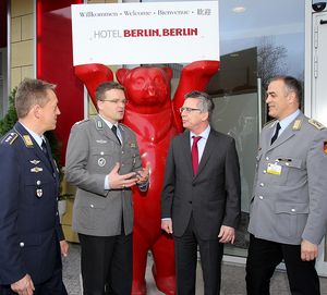 Das neue Führungstrio mit dem Verteidigungsminister: Hauptmann Andreas Steinmetz, Oberstleutnant André Wüstner, Thomas de Maizière und Oberstabsfeldwebel Jürgen Görlich (v.l.).