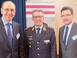 Kurt Herrmann, Andreas Steinmetz und Christoph Unger, Präsident des Bundesamtes für Bevölkerungsschutz und Katastrophenhilfe (von links) (Foto: Clausewitz-Gesellschaft/W. Fett)