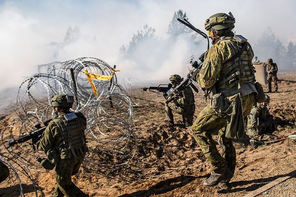 Deutsche Soldaten der Panzerpioniertruppe und litauische Soldaten der Infanterie üben gemeinsam beim Manöver Engineer Thunder Foto: Bundeswehr/Jane Schmidt