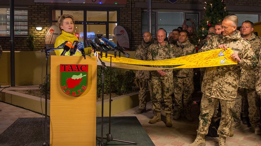 Verteidigungsministerin Ursula von der Leyen überbrachte auch die unterzeichneten Gelben Schleifen des DBwV