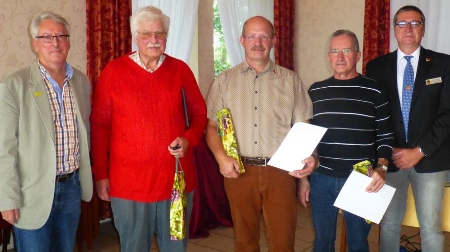 Für langjährige Mitgliedschaft geehrt: (Mitte v.l.) Hauptgefreiter d.R. Günter Hartmann, Stabsfeldwebel a.D. Thomas Jötten, Oberfeldwebel d.R. Rudolf Becker Foto: sKERH Trier