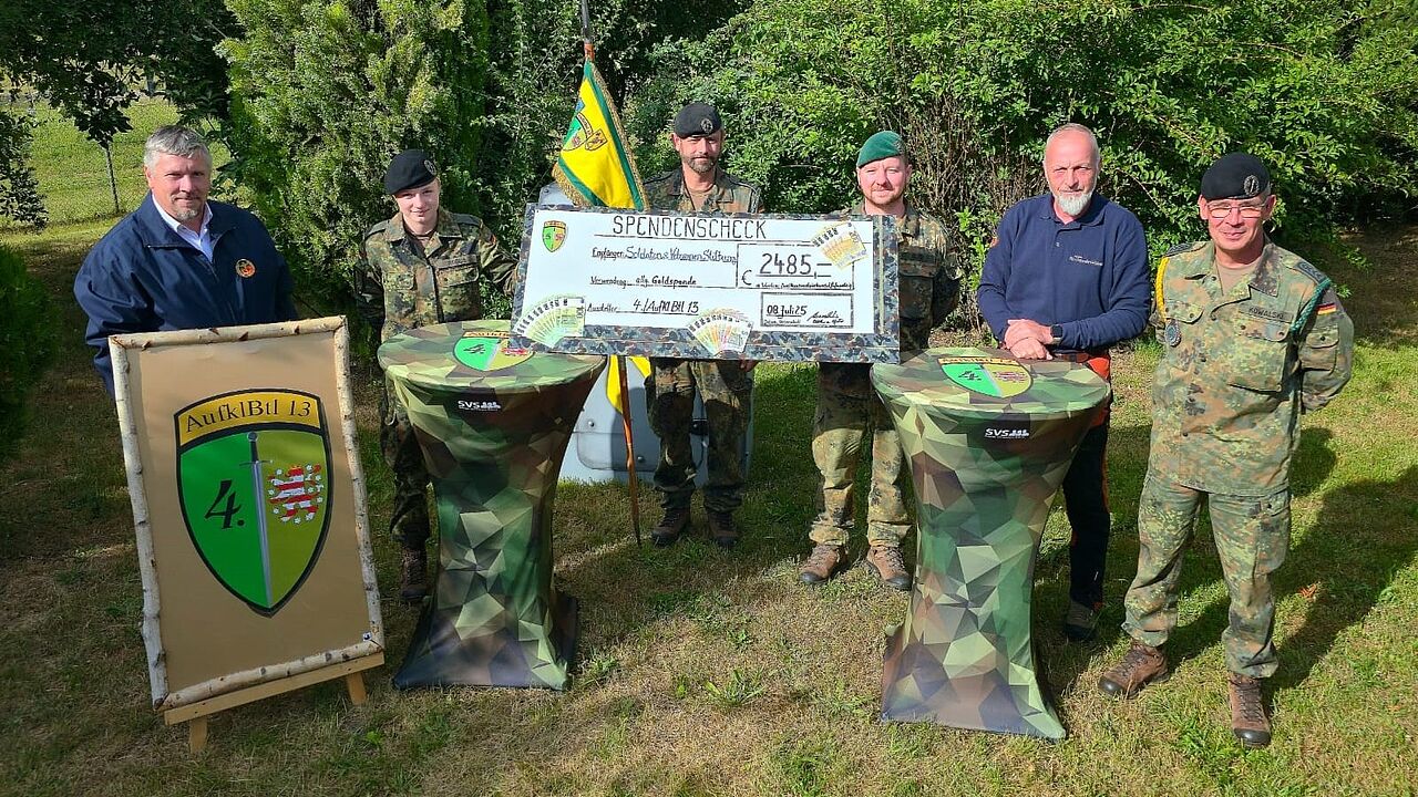 Große Freue herrschte sowohl bei den Vertretern der 4./AufklBtl 13 sowie den Mitarbeitenden des DBwV bei der Übergabe des Spendenschecks. Foto: Jörg Kowalski