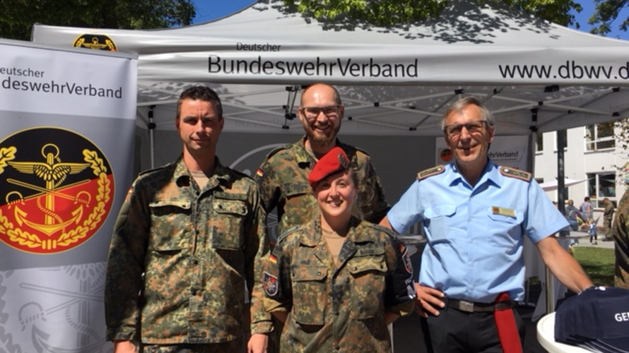 Die Vorsitzenden der StoKa Andreas Scheuner, TruKa VersBtl 4 HptFw Falk Pätzold und TruKa 8./FJgRgt 3 OFw Elena Rogge mit dem Landesvorsitzenden Gerhard Stärk (v.l.) Foto: DBwV