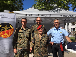 Die Vorsitzenden der StoKa Andreas Scheuner, TruKa VersBtl 4 HptFw Falk Pätzold und TruKa 8./FJgRgt 3 OFw Elena Rogge mit dem Landesvorsitzenden Gerhard Stärk (v.l.) Foto: DBwV