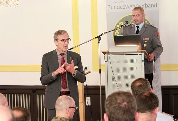 Landesvorsitzender Gerhard Stärk (l) und Tagungsleiter Josef Rauch (r) beantworteten viele Fragen zu Positionen des DBwV zu angesprochenen Themen. Foto: DBwV/Kaminsky