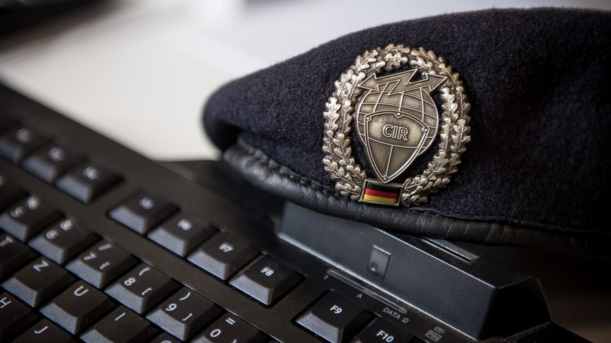 Der Cyber- und Informationsraum (CIR) wurde im April 2017 als eigenständiger Organisationsbereich der Bundeswehr aufgestellt. Schutz und Aufklärung seien Dauerauftrag, sagte CIR-Inspekteur Vizeadmiral Thomas Daum zu den Politikern des Verteidigungsausschusses. Foto: DBwV/Zacharie Scheurer 