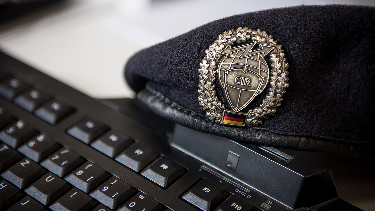 Der Cyber- und Informationsraum (CIR) wurde im April 2017 als eigenständiger Organisationsbereich der Bundeswehr aufgestellt. Schutz und Aufklärung seien Dauerauftrag, sagte CIR-Inspekteur Vizeadmiral Thomas Daum zu den Politikern des Verteidigungsausschusses. Foto: DBwV/Zacharie Scheurer 