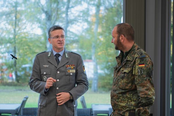 Soldaten nutzten die Gelegenheit für ein persönliches Gespräch mit dem Bundesvorsitzenden. Foto: RR