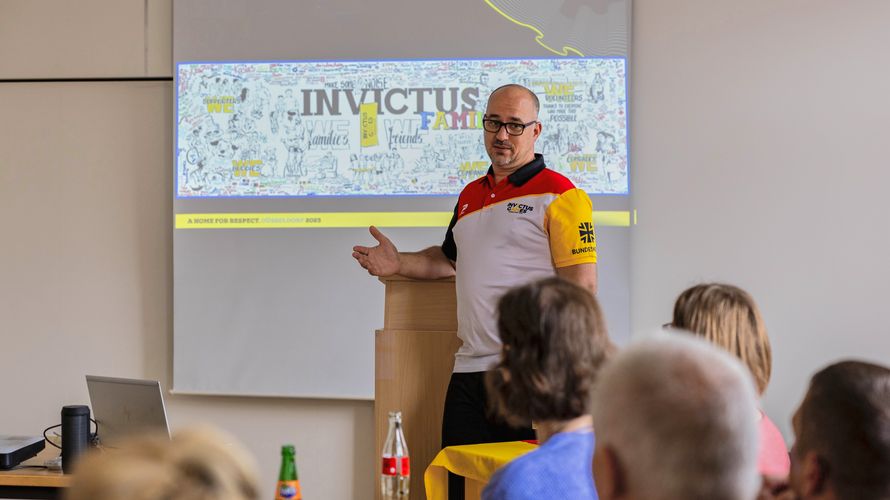 Von den Erlebnissen und Emotionen seiner Teilnahme bei den Invictus Games 2023 berichtete Stabsbootsmann Benjamin Theiss den Mitgliedern der TruKa Landeskommando Baden-Württemberg. Foto: Dittrich 