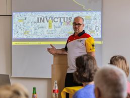 Von den Erlebnissen und Emotionen seiner Teilnahme bei den Invictus Games 2023 berichtete Stabsbootsmann Benjamin Theiss den Mitgliedern der TruKa Landeskommando Baden-Württemberg. Foto: Dittrich 