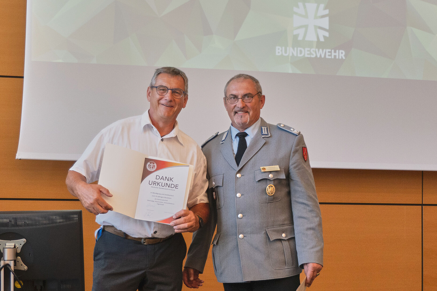 Oberstleutnant a.D. Josef Rauch (r.) überreicht die Dankesurkunde an KERH-Vorsitzenden Oberstabsfeldwebel a.D. Erwin Kothmayr. Foto: Erwin Kothmayr