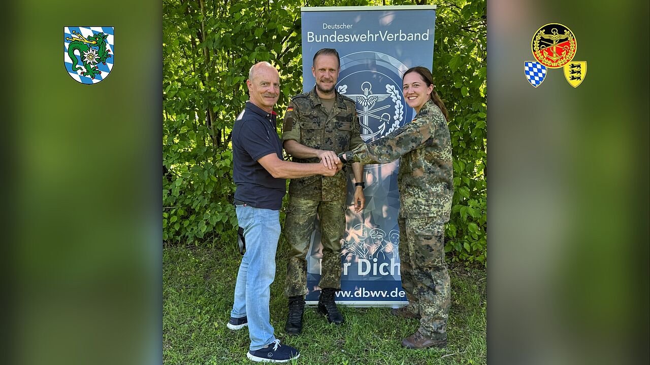 Bezirksvorsitzender Oberstleutnant Daniel Brunner (M.) gemeinsam mit dem Vorsitzenden der Standortkameradschaft Murnau am Staffelsee, Oberstabsfeldwebel a.D. Jürgen Schreier, sowie der stellvertretenden Vorsitzenden, Hauptfeldwebel Diana Kirchner. 