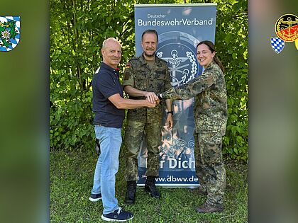 Bezirksvorsitzender Oberstleutnant Daniel Brunner (M.) gemeinsam mit dem Vorsitzenden der Standortkameradschaft Murnau am Staffelsee, Oberstabsfeldwebel a.D. Jürgen Schreier, sowie der stellvertretenden Vorsitzenden, Hauptfeldwebel Diana Kirchner. 