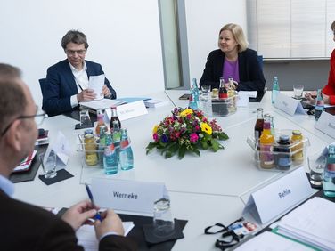 Frank Wernecke (v.l.n.r.), Vorsitzender der Dienstleistungsgewerkschaft Verdi, Steffen Meyer, Finanzstaatssekretär, Nancy Faeser, Bundesinnenministerin, und Karin Welge, Verhandlungsführerin Vereinigung der kommunalen Arbeitgeberverbände (VKA) bei den Tarifverhandlungen für den öffentlichen Dienst. Zufriedenstellend ist das Ergebnis jedoch nicht. Foto: picture alliance/dpa/Christophe Gateau 