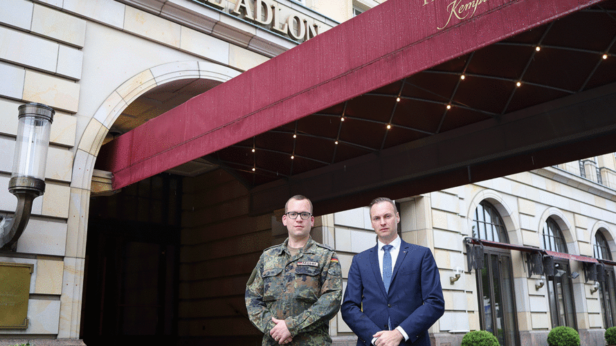 Tobias Maser (l.) und Björn Werner stehen vor dem Berliner Traditionshotel Adlon Kempinski, Arbeitsplatz der beiden ehemaligen Soldaten. Foto: DBwV/Yann Bombeke