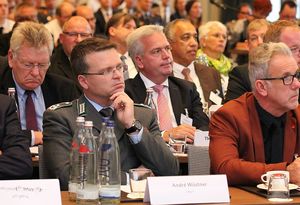 DBwV-Vorsitzender André Wüstner verfolgt aufmerksam die Vorträge. Foto: DBwV/Hahn