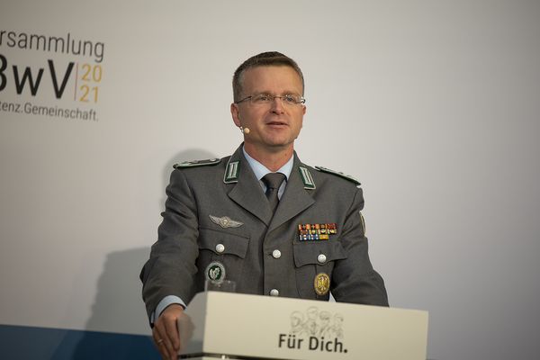Der Bundesvorsitzende Oberstleutnant André Wüstner lobte den Landesverband Süddeutschland für seine Basisarbeit. Foto: DBwV/Yann Bombeke