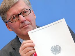 Der Wehrbeauftragte des Bundestags Hans-Peter Bartels bei der Vorstellung seines Jahresberichts. Foto: dpa