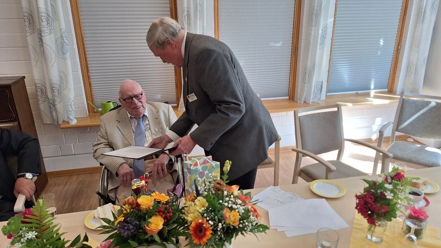 Jubilar Krumm nimmt die Glückwünsche von Ulf Brandt entgegen (von links). Foto: DBwV