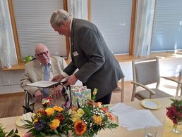 Jubilar Krumm nimmt die Glückwünsche von Ulf Brandt entgegen (von links). Foto: DBwV