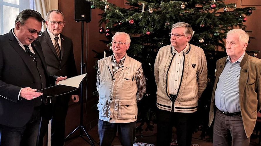 Die Vorsitzenden Franz Jung und Reinhard Krömer mit den geehrten Mitgliedern Hubert Dettki, Kurt Carius und Kurt Hak. Foto: Wolfgang Ambrosius