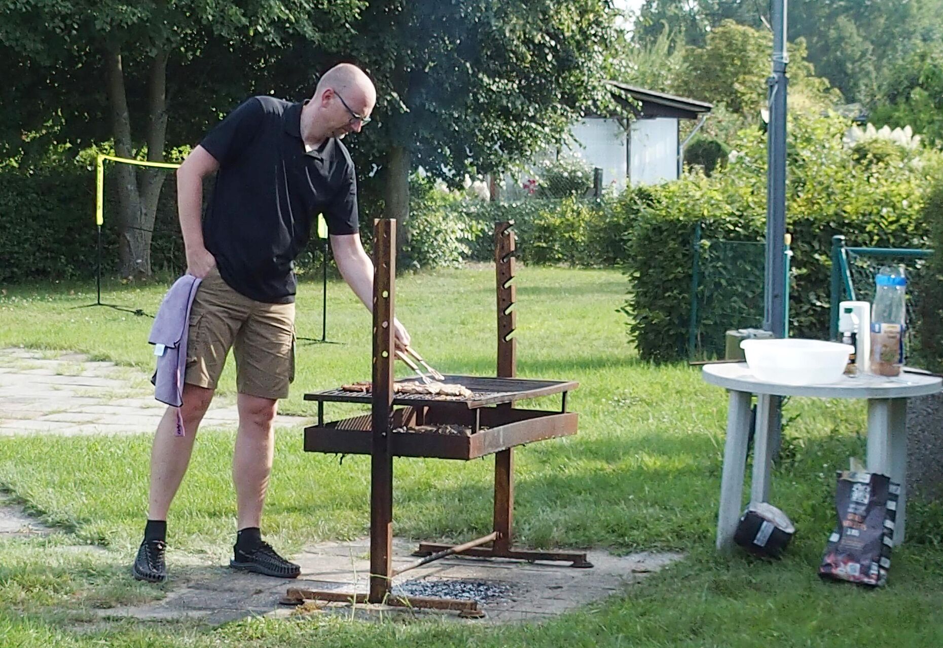 Seine Fähigkeiten als Grillmeister stellte der Bezirksvorsitzende, Hauptmann Christian Weber, bei der Zubereitung des Grillgutes unter Beweis. Foto: Dietmar Barth